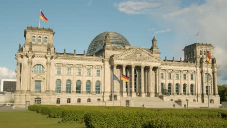 Reichstagsgebäude-Namens-Bundestag-Mit-Deutscher-Flagge-Unter-Blauem-Himmel