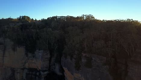 La-Formación-De-Rocas-De-Las-Tres-Hermanas-En-Las-Montañas-Azules-Con-Vistas-A-Las-Nubes-Que-Cubren-Los-árboles-De-La-Selva-Tropical,-Sydney,-Australia