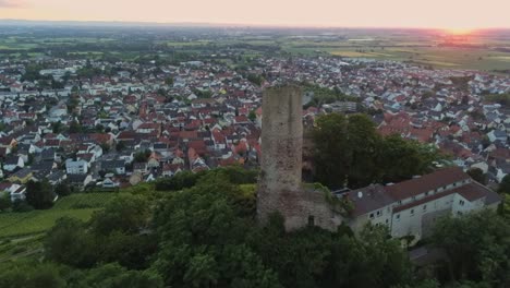 Luftaufnahme-Mit-Zoom-Auf-Die-Burg-Strahlenburg-In-Der-Stadt-Schriesheim,-Deutschland,-Während-Eines-Wunderschönen-Sonnenuntergangs