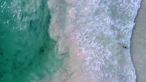 Wunderschöne-Luftaufnahme-Von-Wellen,-Die-Am-Strand-Krachen