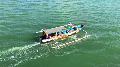 Typisches-Indonesisches-Boot-Namens-Jukung,-Das-Durch-Das-Meer-In-Bali,-Indonesien,-Segelt