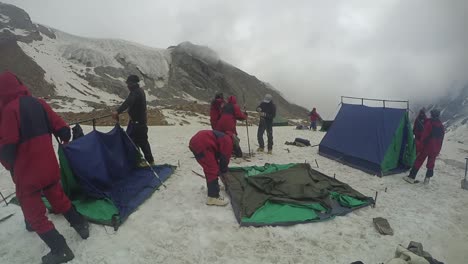 Zeltaufbau-Durch-Himalaya-Bergsteiger-Für-Ihren-Aufenthalt-In-Den-Schneebedeckten-Gipfeln-Des-Oberen-Himalaya