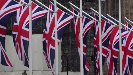 Banderas-Británicas-Rojas,-Blancas-Y-Azules-Que-Cuelgan-De-Los-Postes-De-La-Bandera-Ondean-En-El-Viento-En-La-Plaza-Del-Parlamento-El-Día-Antes-De-Que-El-Reino-Unido-Saliera-De-La-Unión-Europea