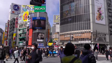 El-Famoso-Paso-De-Peatones-Ocupado-En-Shibuya-Tokyo-Japón-Durante-El-Día---Plano-General