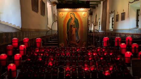 Velas-De-Oración-Que-Parpadean-En-La-Capilla-De-San-Juan-Tenuemente-Iluminada
