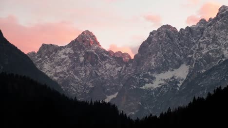 Hermoso-Lago-Alpino-Jasna-Cerca-De-Kranjska-Gora,-Eslovenia-Durante-El-Invierno-Al-Atardecer