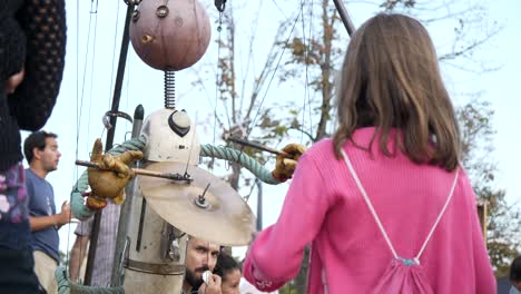 Ein-Kleines-Mädchen,-Das-Während-Des-La-Merce-Festivals-In-Barcelona-Mit-Einer-Marionette-Aus-Recycelten-Materialien-Spielt-–-Niedriger-Winkel