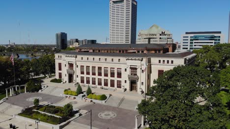 Columbus-Ohio-City-Hall-in-downtown-Columbus,-Ohio---aerial-drone-footage
