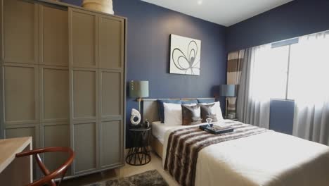 Stilvolle-Komplettlösung-Für-Die-Schlafzimmerdekoration-In-Kräftigen-Farben