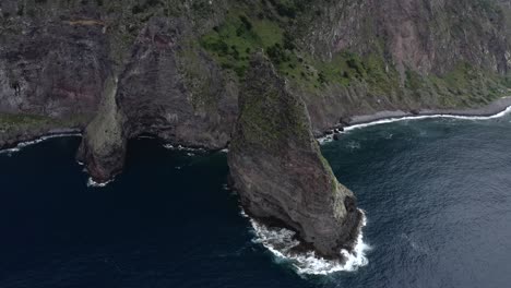 Luftaufnahmen:-Vorgebirge-Am-Meer-Auf-Madeira,-Portugal