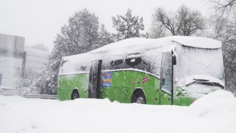 Autobuses-De-Transporte-Público-De-Madrid-España-Atrapados-En-La-Tormenta-De-Nieve-Filomena