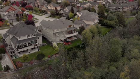 Drohnen-4K-Aufnahmen-Von-Cloverdale,-Städtischer-Wohnungsbau-Für-Bürger-Der-Mittelschicht,-Zonierte-Stadtplanung-In-Der-Nähe-Eines-Geschützten-Grüngürtels-Mit-Panorama-Und-Majestätischer-Topographie
