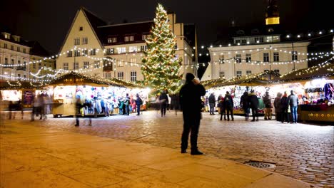 Zeitraffer-Des-Tallinner-Weihnachtsmarktes-Und-Menschen,-Die-Herumlaufen
