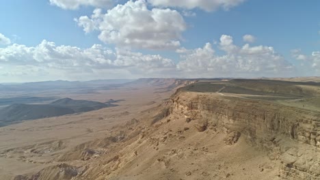 Vista-Aérea-De-Los-Acantilados-Del-Cráter-Ramon-En-El-Desierto-De-Negev