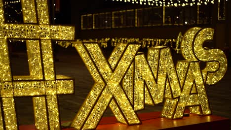 Schneller-Schwenk,-Vorbei-An-Einem-Riesigen-Dekorativen-LED-Weihnachtsbuchstabenschild-„Xmas“-Im-Landsdowne-Park-In-Ottawa,-Kanada