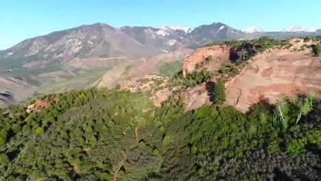 Luftaufnahme-Von-Links-Nach-Rechts-In-Der-Nähe-Von-Moab,-Utah,-Mit-Blick-Auf-Das-Castle-Valley,-Wanderwege,-Berge,-Hoodoos-Und-Wälder