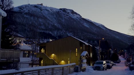 Statische-Aufnahme-Eines-Wohngebiets-In-Tromsø-Mit-Einem-Berg-Im-Hintergrund-Während-Der-Dämmerung-In-Norwegen