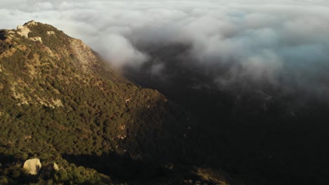 Eine-Luftaufnahme-Des-Topanga-Canyon-In-Malibu-In-Kalifornien,-Der-Sich-Frühmorgens,-Wenn-Die-Sonne-Aufgeht,-Durch-Den-Dichten-Hang-Und-Die-Wolken-Bewegt