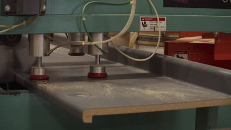 Nahaufnahme-Einer-Industriellen-Tischkreissäge,-Die-In-Einer-Fabrikumgebung-Ein-Stück-Küchenarbeitsplatte-Schneidet
