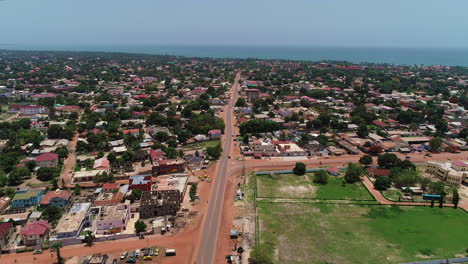 Vista-Aérea-De-Kololi-Road-En-Bakoteh-Serrekunda-Gambia-África-Hacia-El-Océano-Atlántico-Norte