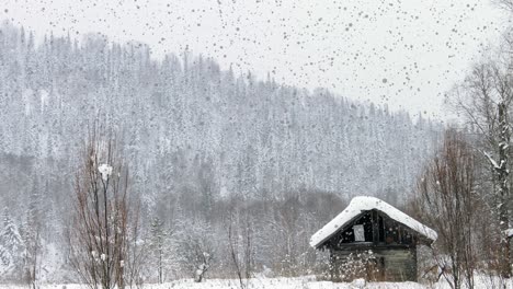 Schöne-Weihnachtliche-Waldhütten-Schneeszene-Mit-Grafischer-Überlagerung