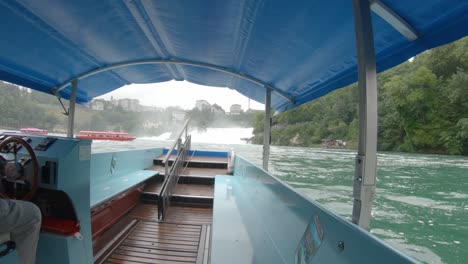 Interior-Del-Ferry-Azul,-Crucero-Por-El-Río,-Cascada-De-Las-Cataratas-Del-Rin,-Suiza