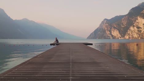 Morgen-Am-Gardasee,-Zwei-Menschen-Genießen-Den-Sonnenaufgang-In-Den-Bergen,-Reisen-Zusammen