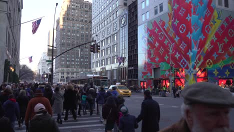 Menschen,-Die-Während-Der-Weihnachtsferien-Auf-Der-Fifth-Avenue-Beim-Louis-Vuitton-Store-Einkaufen,-Reger-Fußgängerverkehr,-Weitwinkel