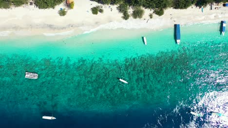 Die-Wunderschöne-Und-Friedliche-Landschaft-Auf-Den-Philippinen-Mit-Herrlichen-Bäumen-Und-Booten,-Die-Am-Meer-Schwimmen-–-Luftaufnahme