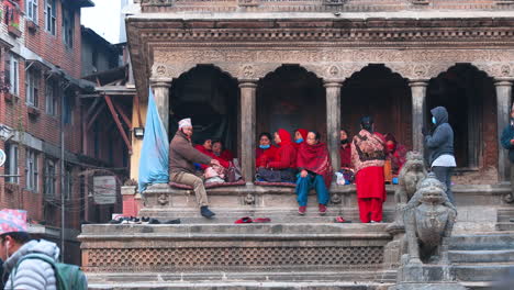 Grupo-De-Coro-Comunitario-Canta-Canciones-Devocionales-Con-Un-Tema-Religioso,-También-Conocido-Como-Bhajan-En-El-Idioma-Local,-En-El-Templo-De-Krishna-En-Katmandú,-Nepal