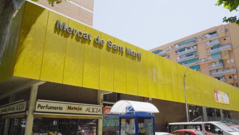 Blick-Auf-Den-Gelben-Markt-Im-Bezirk-Sant-Marti-In-Barcelona,-Der-Hauptstadt-Kataloniens,-Spanien