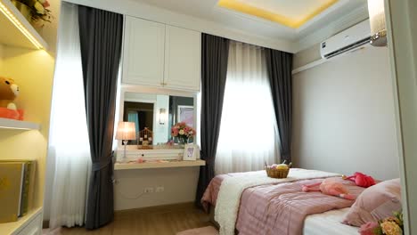 Rosafarbener-Schlafzimmer-Dekoration-Durchgang-Mit-Guter-Natürlicher-Beleuchtung