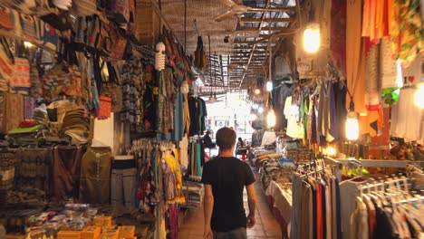 Turista-Masculino-Explorando-El-Antiguo-Mercado