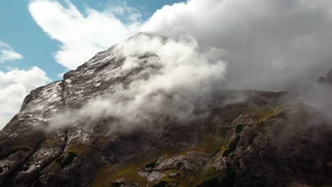Pico-De-La-Montaña-Dolomita-En-El-Norte-De-Italia-Con-Humedad-Formando-Una-Nube-Durante-La-Temporada-De-Invierno,-Tiro-De-Revelación-De-La-Plataforma-Aérea