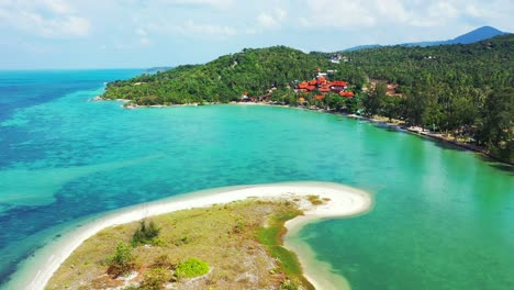 Friedliche,-Ruhige-Lagune-Mit-Korallenriffen-Unter-Türkisfarbenem-Wasser,-Exotischer-Strand-Im-Schatten-Tropischer-Baumwälder-In-Thailand