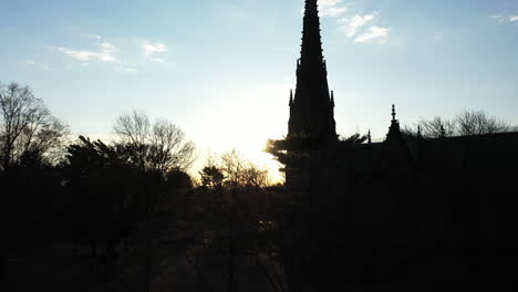 Eine-Aufnahme-Einer-Kathedrale-Mit-Einem-Hohen-Kirchturm-Bei-Sonnenaufgang-Aus-Einem-Niedrigen-Winkel