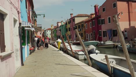 Tourists-walk-around-city-of-Burano,-Venice