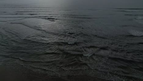 Luftaufnahme-Des-Strandes-Von-Da-Nang-An-Einem-Stürmischen-Morgen-Mit-Blick-Auf-Das-Ostmeer-Oder-Das-Südchinesische-Meer