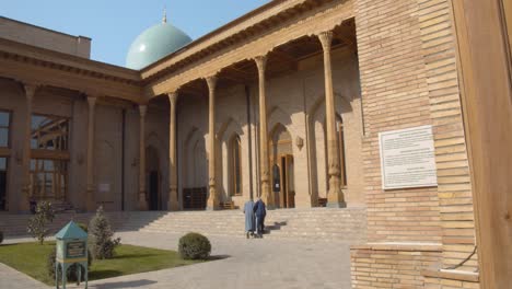 Muslimischer-Religiöser-Komplex,-Mausoleum-Hazrati-Imam-In-Taschkent,-Usbekistan