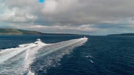 Dramatische-Luftaufnahme-Zweier-Schnellboote,-Die-Im-Tropischen-Meer-An-Einer-Exotischen-Insel-Vorbeifahren