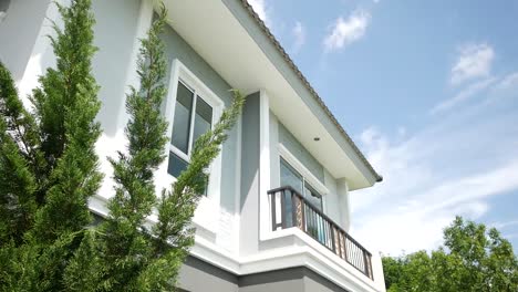 Edificio-Blanco-Y-Gris-Moderno-Diseño-Exterior-De-La-Casa