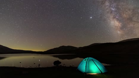 Blaues-Zeltcamping-In-Der-Nähe-Des-Ruhigen-Entspannungssees-Wie-Ein-Spiegellaternenlicht-Im-Inneren-Des-Campingplatzes-Und-Milchstraßennebel-Bewegen-Sich-Im-Sternenklaren-Nachthimmel