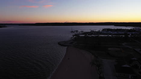 Eine-Luftaufnahme-über-Einem-Leeren-Strand-Während-Eines-Wunderschönen-Sonnenaufgangs