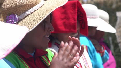 Einheimische-Weibliche-Eingeborene-Am-Titicacasee-Feiern-Gemeinsam