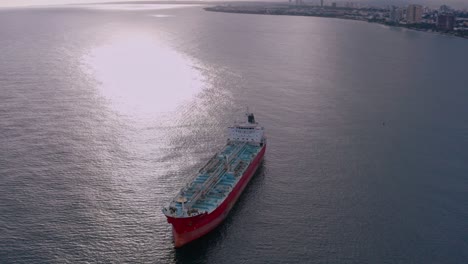 Herrlicher-Blick-Auf-Ein-Treibstofffrachtschiff-In-Den-Gewässern-Des-Karibischen-Meeres-Vor-Santo-Domingo,-Dominikanische-Republik
