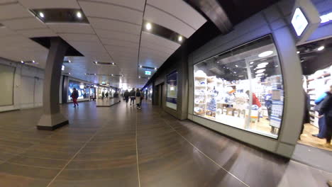 Echtzeit-Gehperspektive-In-Den-Korridoren-Und-Der-Einkaufszone-Des-Amsterdamer-Hauptbahnhofs