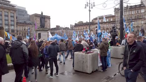 Time-Lapse-of-a-crowd-shot-of-people-at-an-Independence-rally-at-George-Square