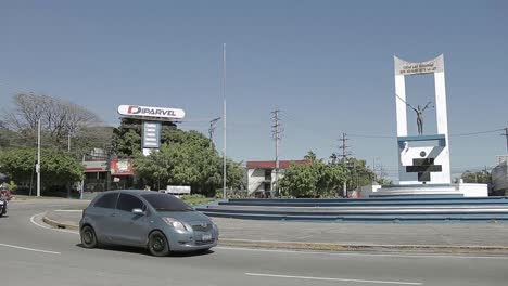 A-panning-shot-from-left-to-right-of-traffic-passes-along-the-roundabout-in-front-of-the-Monumento-a-La-Constitución-during-a-sunny-day