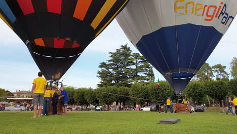Zwei-Heißluftballons,-Die-Sich-Auf-Den-Start-In-Den-Grünen-Feldern-Italiens-Vorbereiten