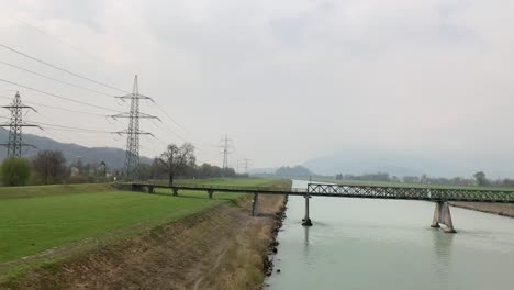 Eine-Malerische-Szene-Mit-Der-Landschaft,-Einer-Brücke-Und-Einem-Fluss-In-Süddeutschland